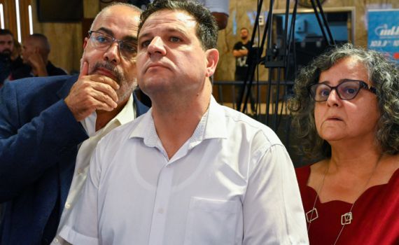 הפרשן הפוליטי תוקף את עודה: "בגללך נתניהו חזר"