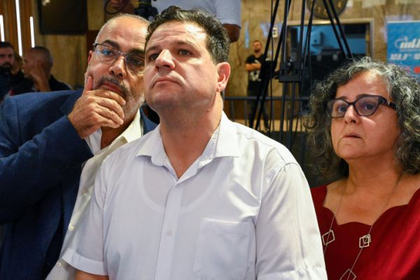 הפרשן הפוליטי תוקף את עודה: "בגללך נתניהו חזר"