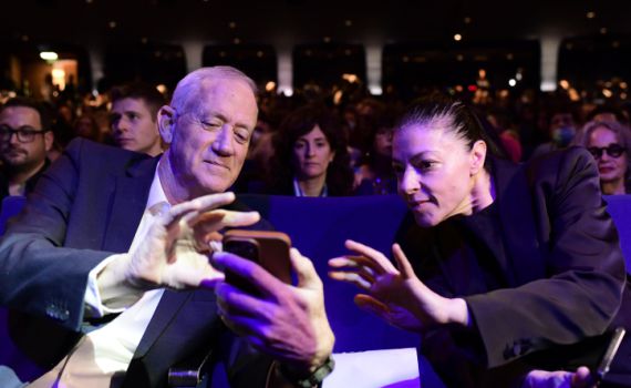 בלי לפיד: מיכאלי וגנץ במו"מ עם הליכוד על תפקידים בכנסת