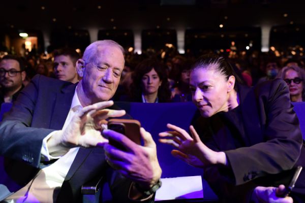 בלי לפיד: מיכאלי וגנץ במו"מ עם הליכוד על תפקידים בכנסת