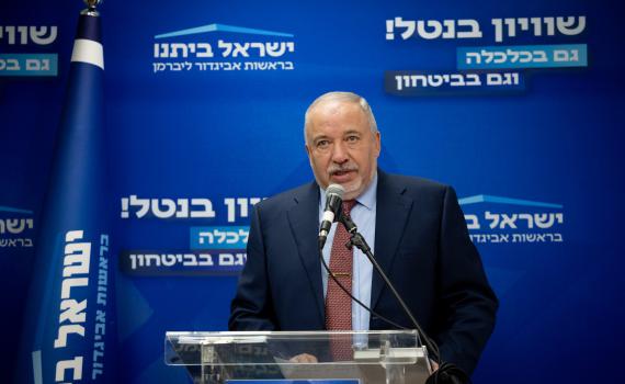 ליברמן: "אהרון ברק הצטרף לצוות ההסברה של נתניהו"