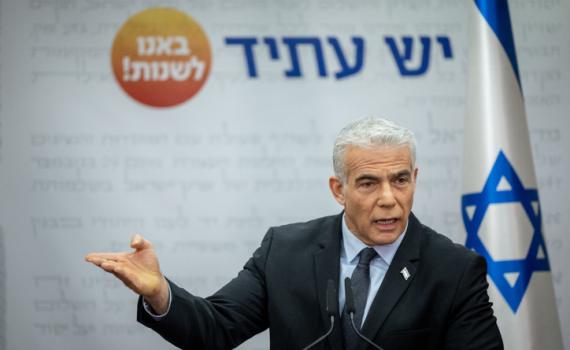 במו ידיו הימין מחזיר את יאיר לפיד לראשות הממשלה