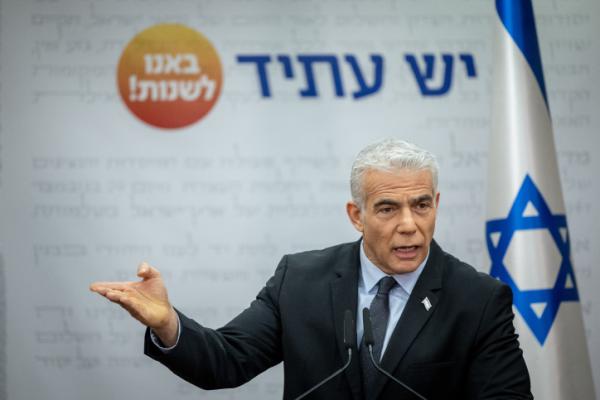 במו ידיו הימין מחזיר את יאיר לפיד לראשות הממשלה