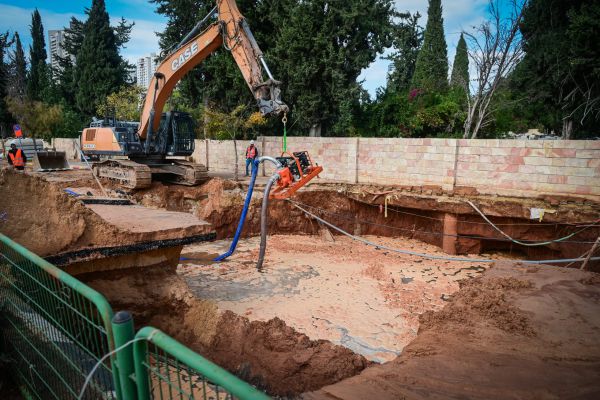 פיצוץ צינור המים בתל אביב | רחובות שלמים נחסמו