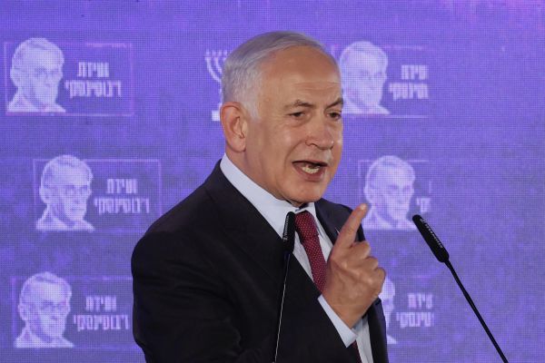 לעיני כולם | נתניהו נזף בשר החדש: "אתה נותן נשק לאופוזיציה"