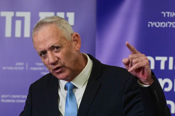 גנץ לנתניהו: "גנה את תקיפת המפגינים"