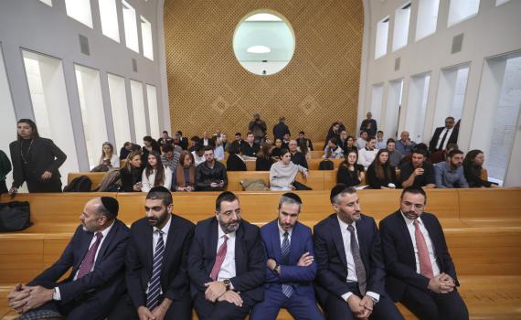 השר מש"ס מתפוצץ: "אל תהפכו אותנו לשק חבטות"