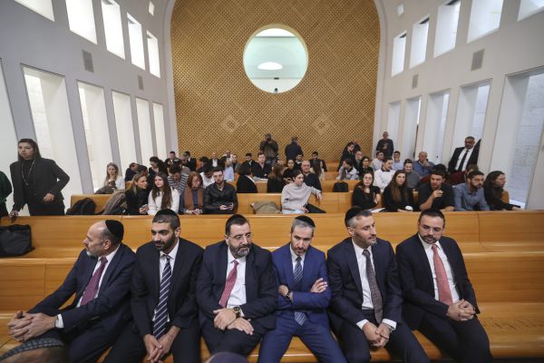 השר מש"ס מתפוצץ: "אל תהפכו אותנו לשק חבטות"