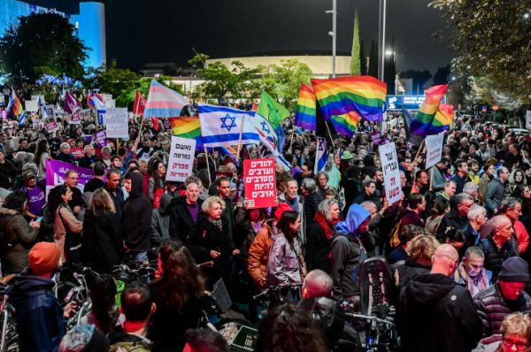 אלפים הפגינו בתל אביב: ”נגד הפיכה משטרית”