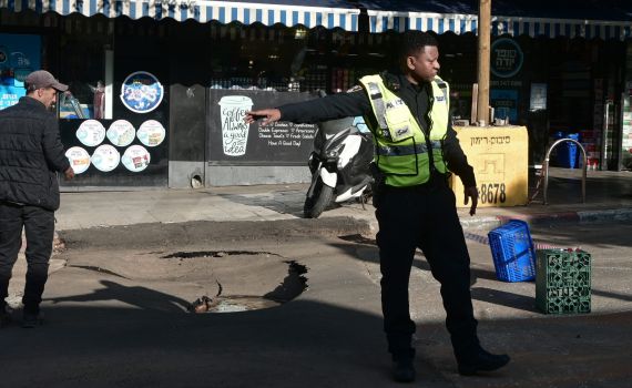 עוד בולען בתל אביב: בור נפער השבת ברחוב אלנבי