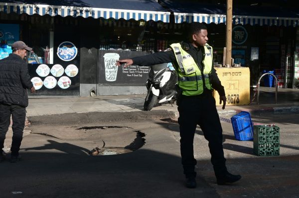 עוד בולען בתל אביב: בור נפער השבת ברחוב אלנבי