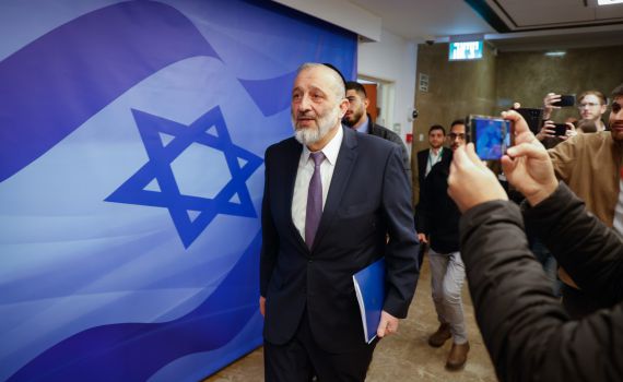 באיחור של רבע שעה: דרעי נכנס לישיבת הממשלה. צפו