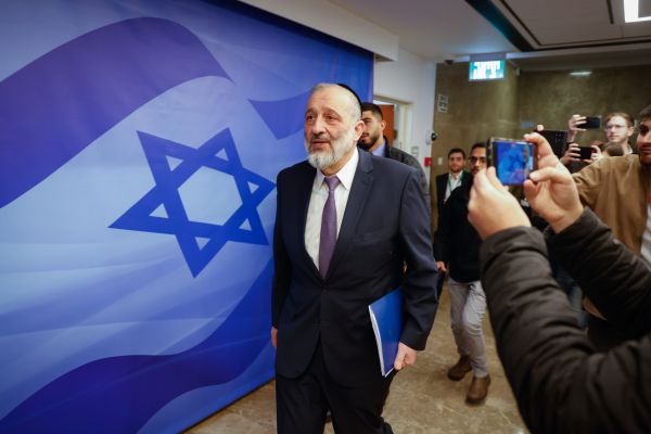 באיחור של רבע שעה: דרעי נכנס לישיבת הממשלה. צפו