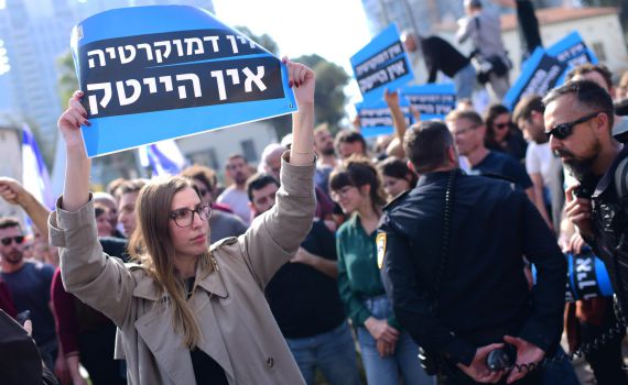 חברה ראשונה הודיעה: נוציא את כספינו מישראל