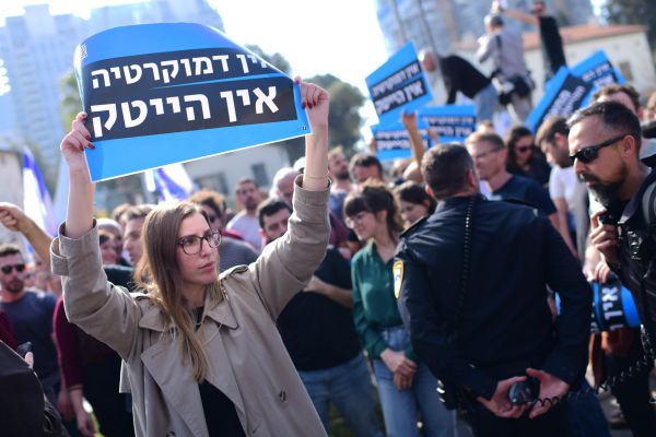 חברה ראשונה הודיעה: נוציא את כספינו מישראל