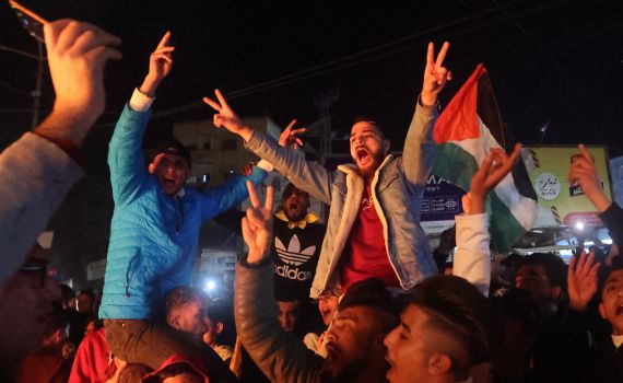 אחרי הטבח: בעזה חגגו את רצח המתפללים בירושלים