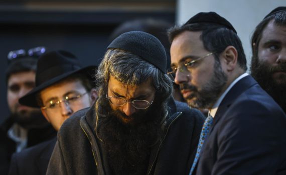 "איך הלכתם לנו?": המונים ליוו למנוחות את הנרצחים