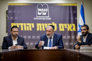 בש"ס תוקפים: נשים דתיות חובשות כיסוי ראש מסיתות נגד התורה