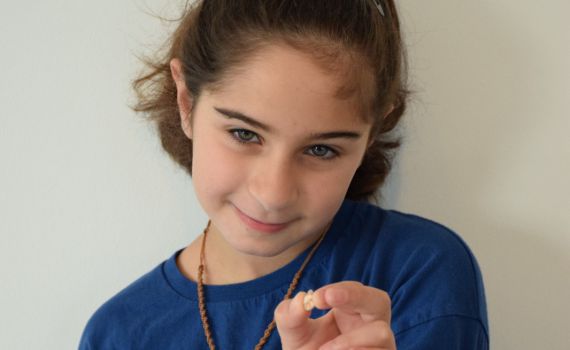 פיית השיניים התבלבלה: בת 9 בלעה שן חלב והתמוטטה