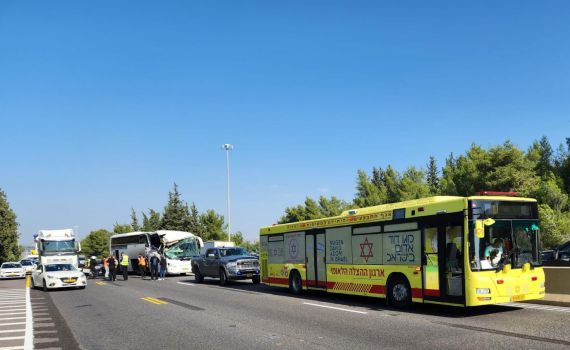 שערי צדק: פצועת תאונת הדרכים מורדמת ומונשמת
