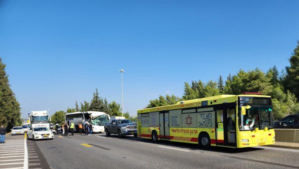 שערי צדק: פצועת תאונת הדרכים מורדמת ומונשמת