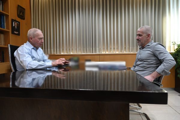 שר הביטחון גלנט נפגש לראשונה עם ראש השב"כ