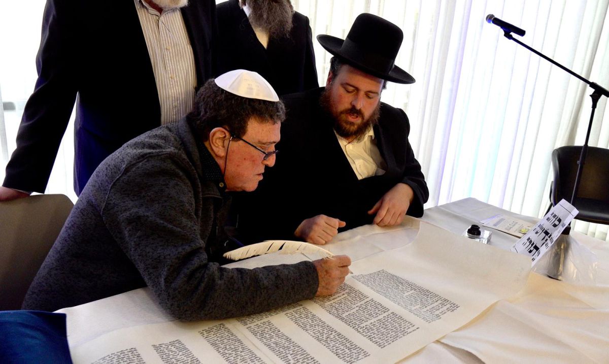 לזכר נספי השואה: יהורם גאון החל בכתיבת ספר תורה