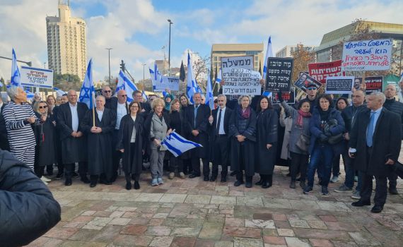עורכי דין מפגינים מול בג"ץ נגד מינוי דרעי לשר