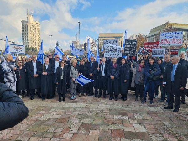 עורכי דין מפגינים מול בג"ץ נגד מינוי דרעי לשר