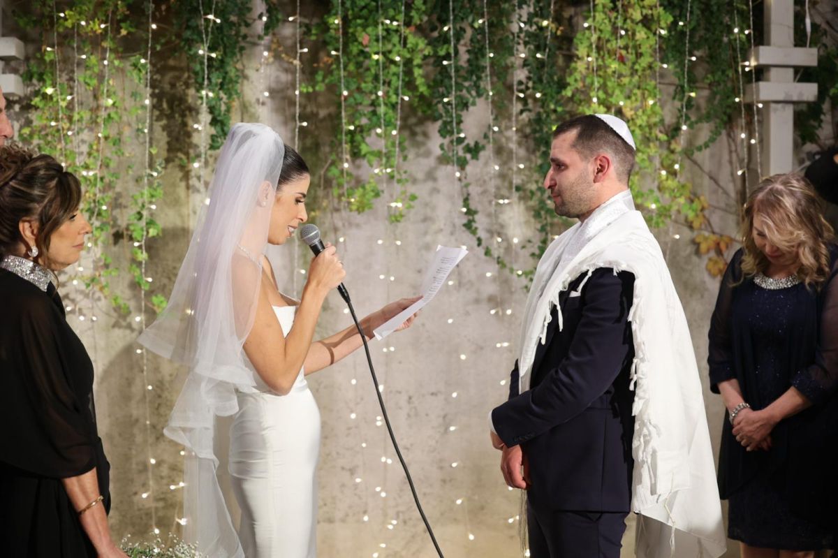 מזל טוב: כתבת חדשות 13 התחתנה. צפו בתיעוד