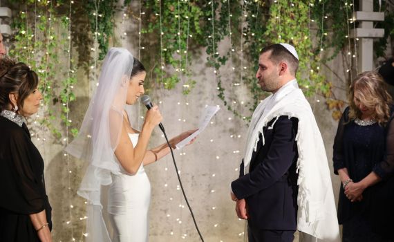 מזל טוב: כתבת חדשות 13 התחתנה. צפו בתיעוד