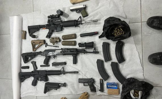 פשיטה בחברון: הכלב המשטרתי תפס כלי נשק ותחמושת