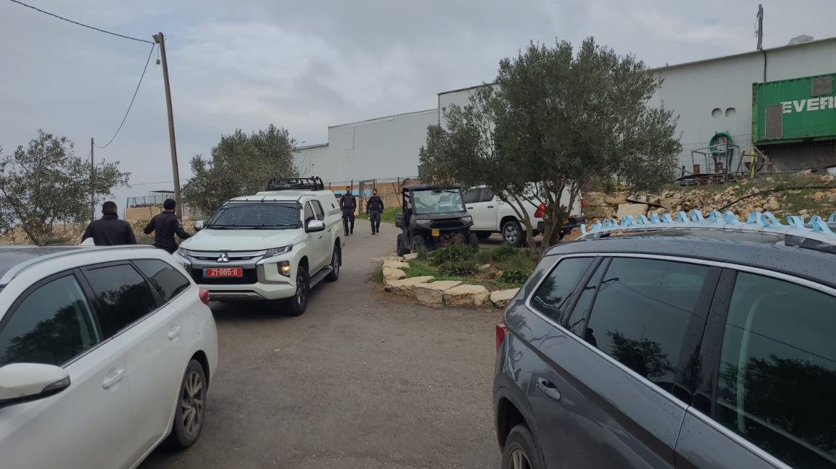 עשרות שוטרים פשטו על בית כנסת וישיבה ביצהר