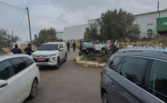 עשרות שוטרים פשטו על בית כנסת וישיבה ביצהר