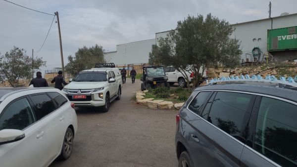 עשרות שוטרים פשטו על בית כנסת וישיבה ביצהר