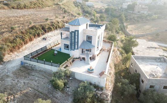 "להרוס וילה פלסטינית שמונעת סלילת כביש"