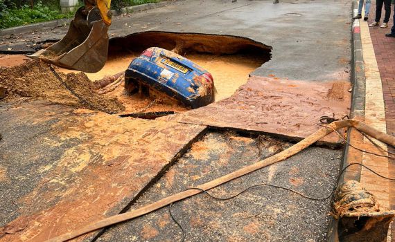 מכונית שקעה בבולען בהוד השרון