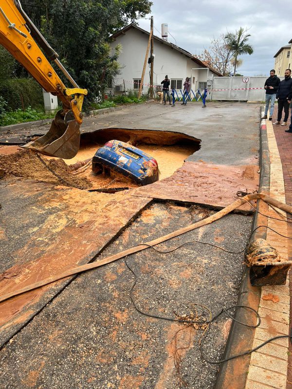 מכונית שקעה בבולען בהוד השרון