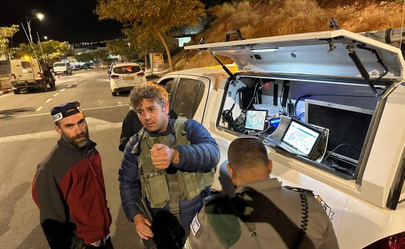 חיפושים אחר מחבל שפרץ לבתים בנופי פרת