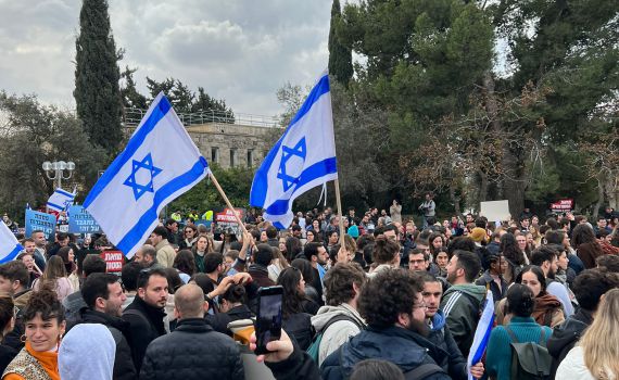 המשטרה: מפגין שנעצר ביצע מעשה מגונה בשוטרת