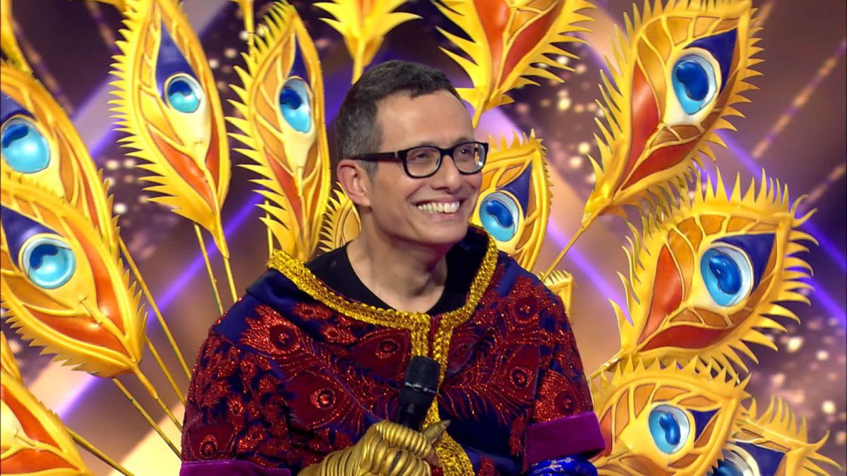 הזמר במסכה: הפתעת ענק מתחת לתחפושת הטווס