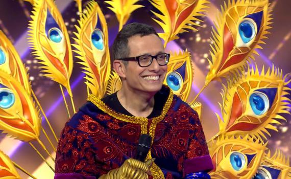 הזמר במסכה: הפתעת ענק מתחת לתחפושת הטווס