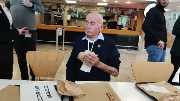 מבצע דוגו הגיע לכנסת: אוכלים פלאפל כניצחון על הנאצים