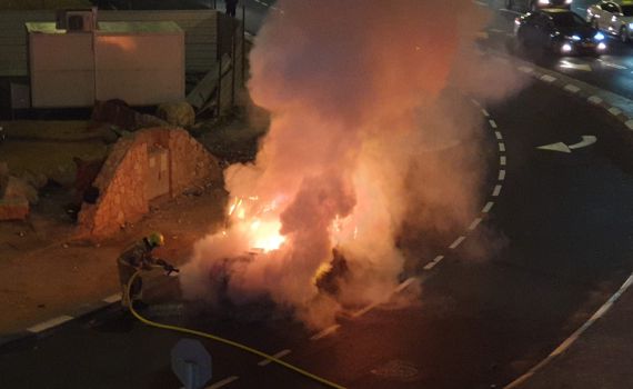 פקקי ענק בירושלים: רכב עלה באש בכביש 16| תיעוד