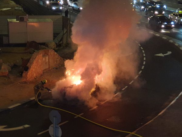 פקקי ענק בירושלים: רכב עלה באש בכביש 16| תיעוד