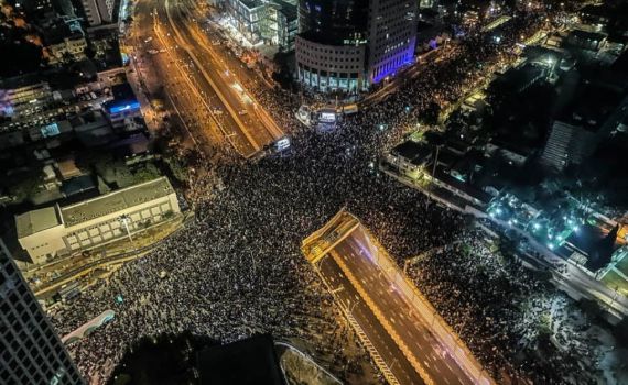 שידור חי | רבבות מפגינים בתל אביב נגד הממשלה
