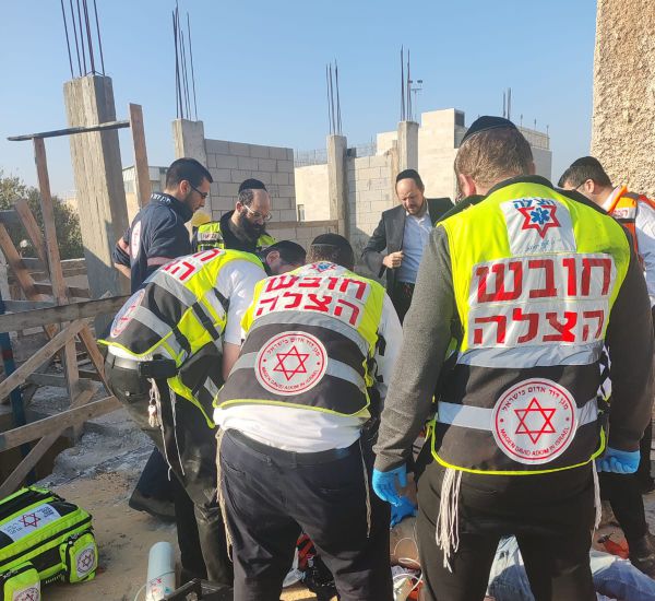 פועל נהרג מפגיעת חפץ כבד באתר בנייה בבני ברק