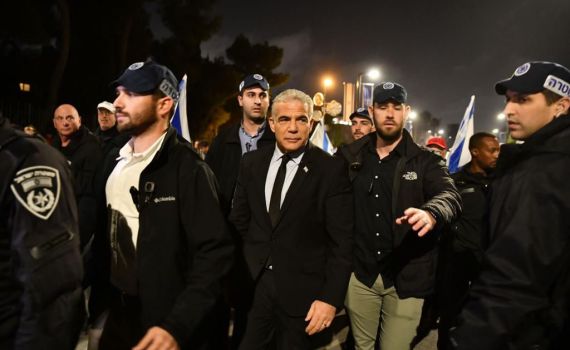 לפיד בהפגנה: "מתייצבים מול הטרור כעם אחד"