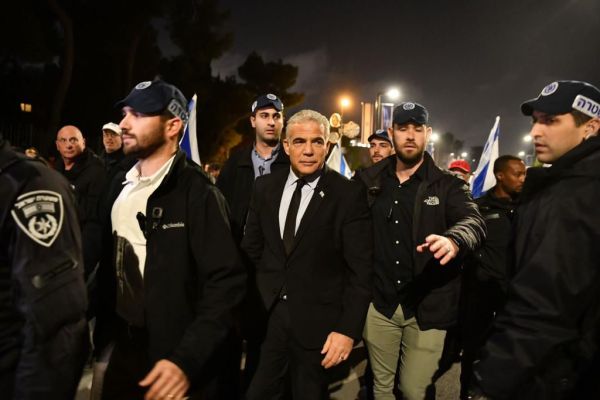 לפיד בהפגנה: "מתייצבים מול הטרור כעם אחד"