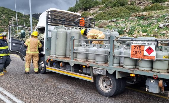 בלוני גז נפלו ממשאית כתוצאה מתאונה עם רכב